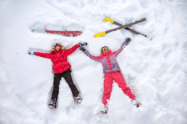 Foto aérea de esquiador y snowboarder acostado en la nieve — Foto de Stock