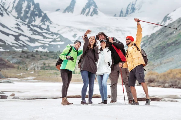 Grupp av lyckliga turister tar Selfie foto i bergen — Stockfoto
