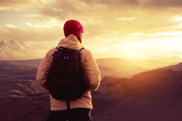 Escursionista o viaggiatore con zaino alle montagne del tramonto — Foto Stock