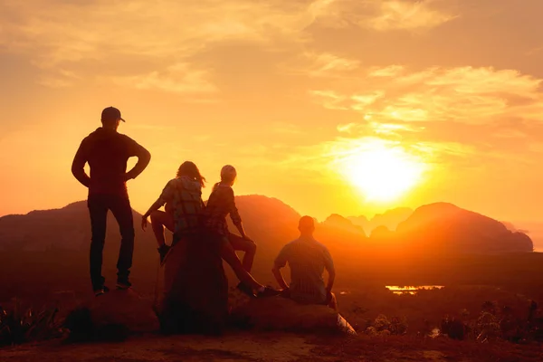 Vier Freunde entspannen auf Meer und Sonnenaufgang — Stockfoto