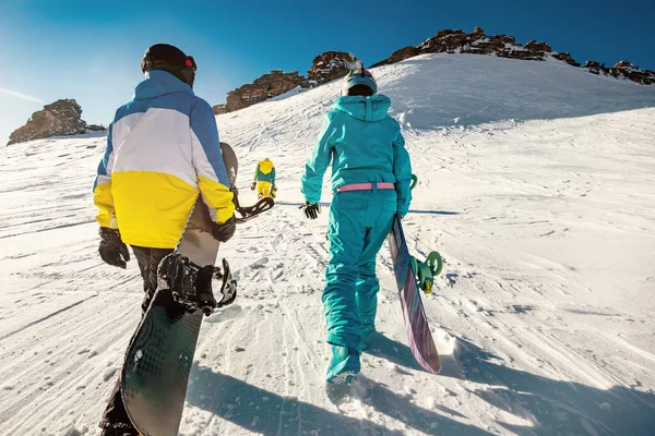 Drie vrienden snowbarders gaat bergop voor backcountry — Stockfoto