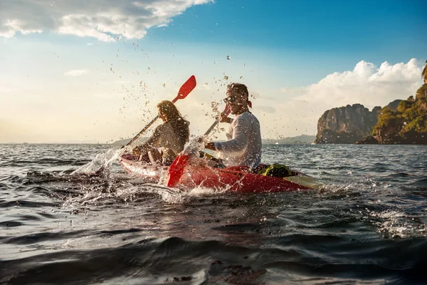 Casal feliz se divertindo e caminha em caiaques — Fotografia de Stock