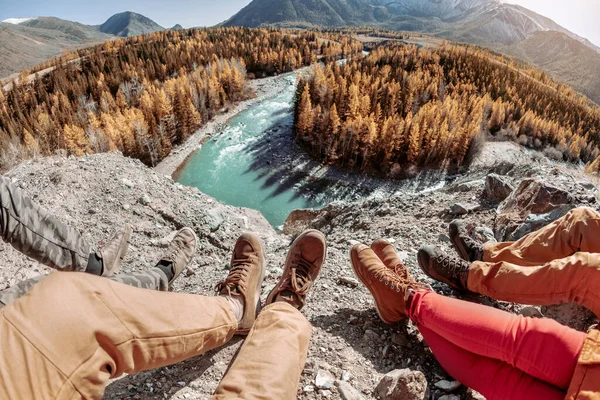 Close up foto van benen tegen bergen en rivier — Stockfoto