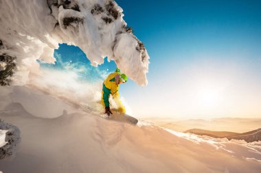 Güzel manzara kayak konseptinde hızlı snowboardcu.