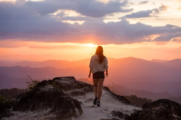 Slank mooi meisje wandelingen bergen bij zonsondergang — Stockfoto