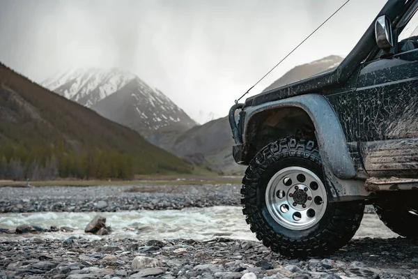 Grande voiture tout-terrain extrême prêt — Photo