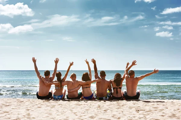 Groupe amis avoir plaisir plage de la mer ensemble — Photo