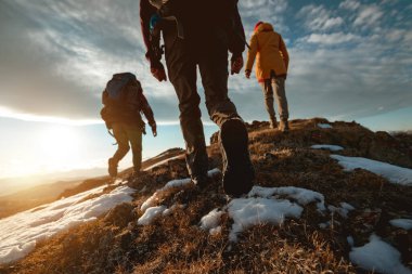 Dağın tepesindeki turist grubunun yakın fotoğrafını çek.