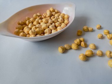 Beyaz arka planda izole edilmiş kacang Arap ya da nohut ya da garbanzo fasulyelerini yakın plan.