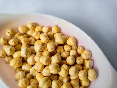 Beyaz arka planda izole edilmiş kacang Arap ya da nohut ya da garbanzo fasulyelerini yakın plan.