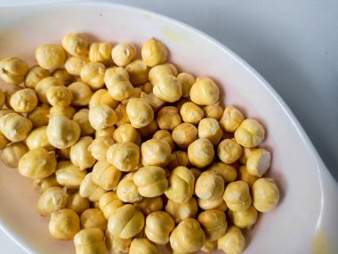 Beyaz arka planda izole edilmiş kacang Arap ya da nohut ya da garbanzo fasulyelerini yakın plan.