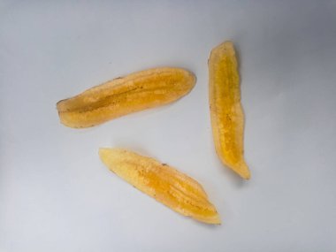 Beyaz arka planda izole edilmiş taze muz cipsi yığını.