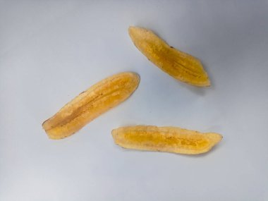 Beyaz arka planda izole edilmiş taze muz cipsi yığını.