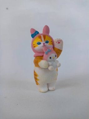 Tuhaf tasarımı olan sevimli bir kedi heykelciği, masumiyet, masumiyet ve kawai kültürünün sembolü..