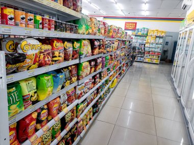 Alfamart (Endonezya yerel franchice Mini pazar birimlerinden biri) içindeki raflarda çeşitli malların bulunduğu koridor. seçici Odaklanma resmi. Bandung-Endonezya, 27 Şubat 2024
