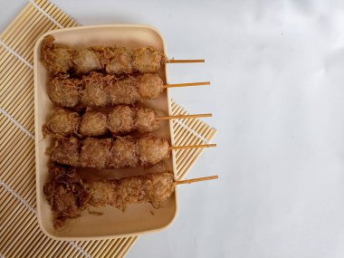 Cilor Tusuk, Tapioca topları. Yumurta ve Kızarmış Endonezya sokak yemekleriyle sarmalanmış..