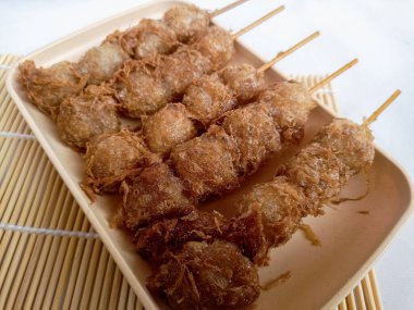 Cilor Tusuk, Tapioca topları. Yumurta ve Kızarmış Endonezya sokak yemekleriyle sarmalanmış..