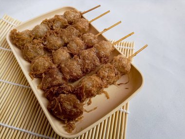 Cilor Tusuk, Tapioca topları. Yumurta ve Kızarmış Endonezya sokak yemekleriyle sarmalanmış..