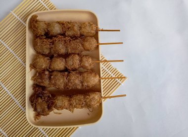 Cilor Tusuk, Tapioca topları. Yumurta ve Kızarmış Endonezya sokak yemekleriyle sarmalanmış..