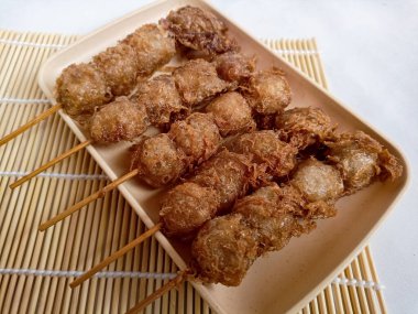 Cilor Tusuk, Tapioca topları. Yumurta ve Kızarmış Endonezya sokak yemekleriyle sarmalanmış..