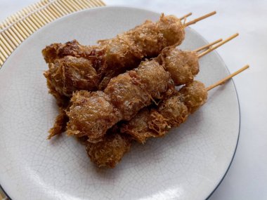 Cilor Tusuk, Tapioca topları. Yumurta ve Kızarmış Endonezya sokak yemekleriyle sarmalanmış..