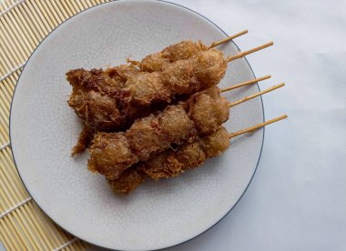 Cilor Tusuk, Tapioca topları. Yumurta ve Kızarmış Endonezya sokak yemekleriyle sarmalanmış..