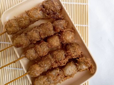 Cilor Tusuk, Tapioca topları. Yumurta ve Kızarmış Endonezya sokak yemekleriyle sarmalanmış..