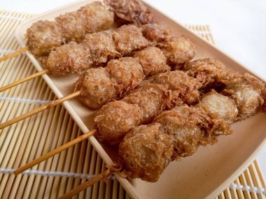 Cilor Tusuk, Tapioca topları. Yumurta ve Kızarmış Endonezya sokak yemekleriyle sarmalanmış..