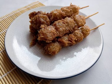 Cilor Tusuk, Tapioca topları. Yumurta ve Kızarmış Endonezya sokak yemekleriyle sarmalanmış..