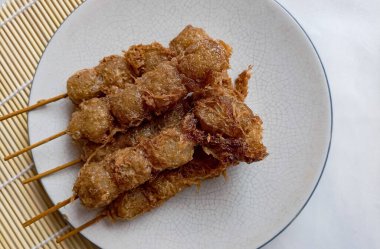 Cilor Tusuk, Tapioca topları. Yumurta ve Kızarmış Endonezya sokak yemekleriyle sarmalanmış..