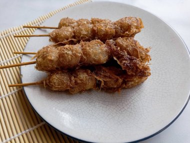 Cilor Tusuk, Tapioca topları. Yumurta ve Kızarmış Endonezya sokak yemekleriyle sarmalanmış..