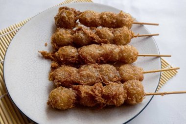 Cilor Tusuk, Tapioca topları. Yumurta ve Kızarmış Endonezya sokak yemekleriyle sarmalanmış..