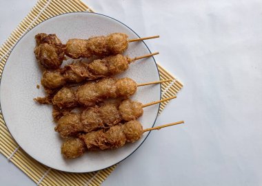 Cilor Tusuk, Tapioca topları. Yumurta ve Kızarmış Endonezya sokak yemekleriyle sarmalanmış..