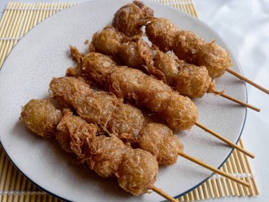 Cilor Tusuk, Tapioca topları. Yumurta ve Kızarmış Endonezya sokak yemekleriyle sarmalanmış..