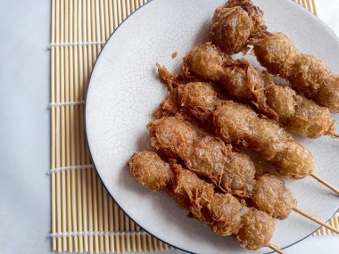 Cilor Tusuk, Tapioca topları. Yumurta ve Kızarmış Endonezya sokak yemekleriyle sarmalanmış..