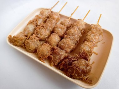 Cilor Tusuk, Tapioca topları. Yumurta ve Kızarmış Endonezya sokak yemekleriyle sarmalanmış..