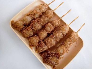 Cilor Tusuk, Tapioca topları. Yumurta ve Kızarmış Endonezya sokak yemekleriyle sarmalanmış..