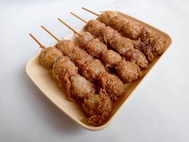 Cilor Tusuk, Tapioca topları. Yumurta ve Kızarmış Endonezya sokak yemekleriyle sarmalanmış..