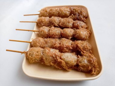 Cilor Tusuk, Tapioca topları. Yumurta ve Kızarmış Endonezya sokak yemekleriyle sarmalanmış..