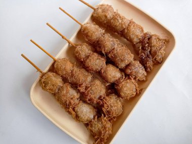 Cilor Tusuk, Tapioca topları. Yumurta ve Kızarmış Endonezya sokak yemekleriyle sarmalanmış..