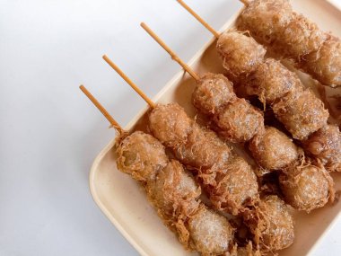 Cilor Tusuk, Tapioca topları. Yumurta ve Kızarmış Endonezya sokak yemekleriyle sarmalanmış..