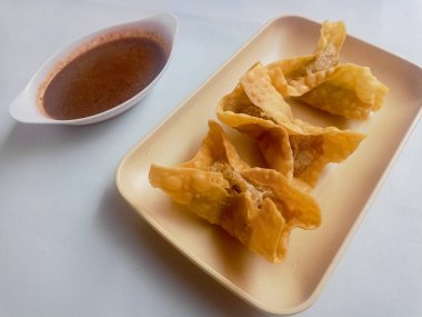 Beyaz arka planda izole edilmiş Batagor, balık ya da tavuk köftesi, tofu, tapyoka unu ve fıstık sosuyla servis ediliyor. Endonezya yemekleri.