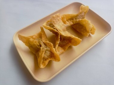 Beyaz arka planda izole edilmiş Batagor, balık ya da tavuk köftesi, tofu, tapyoka unu ve fıstık sosuyla servis ediliyor. Endonezya yemekleri.