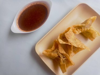 Beyaz arka planda izole edilmiş Batagor, balık ya da tavuk köftesi, tofu, tapyoka unu ve fıstık sosuyla servis ediliyor. Endonezya yemekleri.