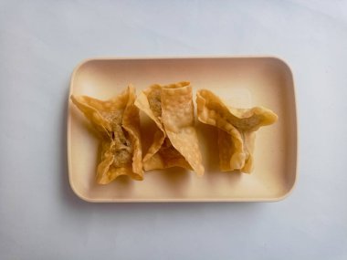 Beyaz arka planda izole edilmiş Batagor, balık ya da tavuk köftesi, tofu, tapyoka unu ve fıstık sosuyla servis ediliyor. Endonezya yemekleri.