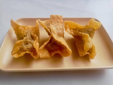 Beyaz arka planda izole edilmiş Batagor, balık ya da tavuk köftesi, tofu, tapyoka unu ve fıstık sosuyla servis ediliyor. Endonezya yemekleri.