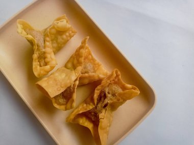 Beyaz arka planda izole edilmiş Batagor, balık ya da tavuk köftesi, tofu, tapyoka unu ve fıstık sosuyla servis ediliyor. Endonezya yemekleri.