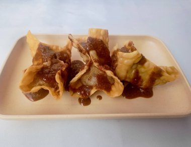 Beyaz arka planda izole edilmiş Batagor, balık ya da tavuk köftesi, tofu, tapyoka unu ve fıstık sosuyla servis ediliyor. Endonezya yemekleri.