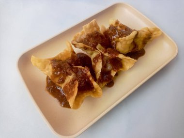 Beyaz arka planda izole edilmiş Batagor, balık ya da tavuk köftesi, tofu, tapyoka unu ve fıstık sosuyla servis ediliyor. Endonezya yemekleri.