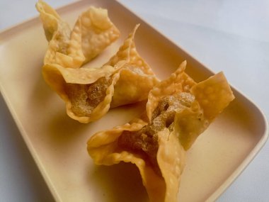 Beyaz arka planda izole edilmiş Batagor, balık ya da tavuk köftesi, tofu, tapyoka unu ve fıstık sosuyla servis ediliyor. Endonezya yemekleri.